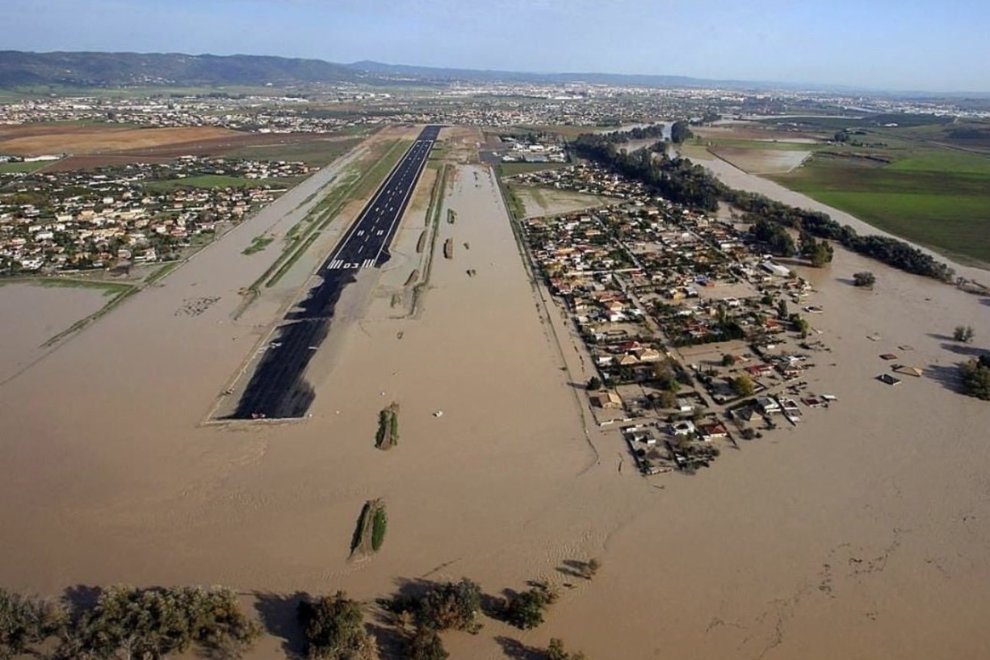 Gobernadores proponen usar más de 6 billones de pesos en regalías no ejecutadas para enfrentar las inundaciones, mientras el presidente insiste en financiar la crisis con nuevos impuestos a los más ricos. más información 👇cristalinacundinamarca.com/post/choque-en…