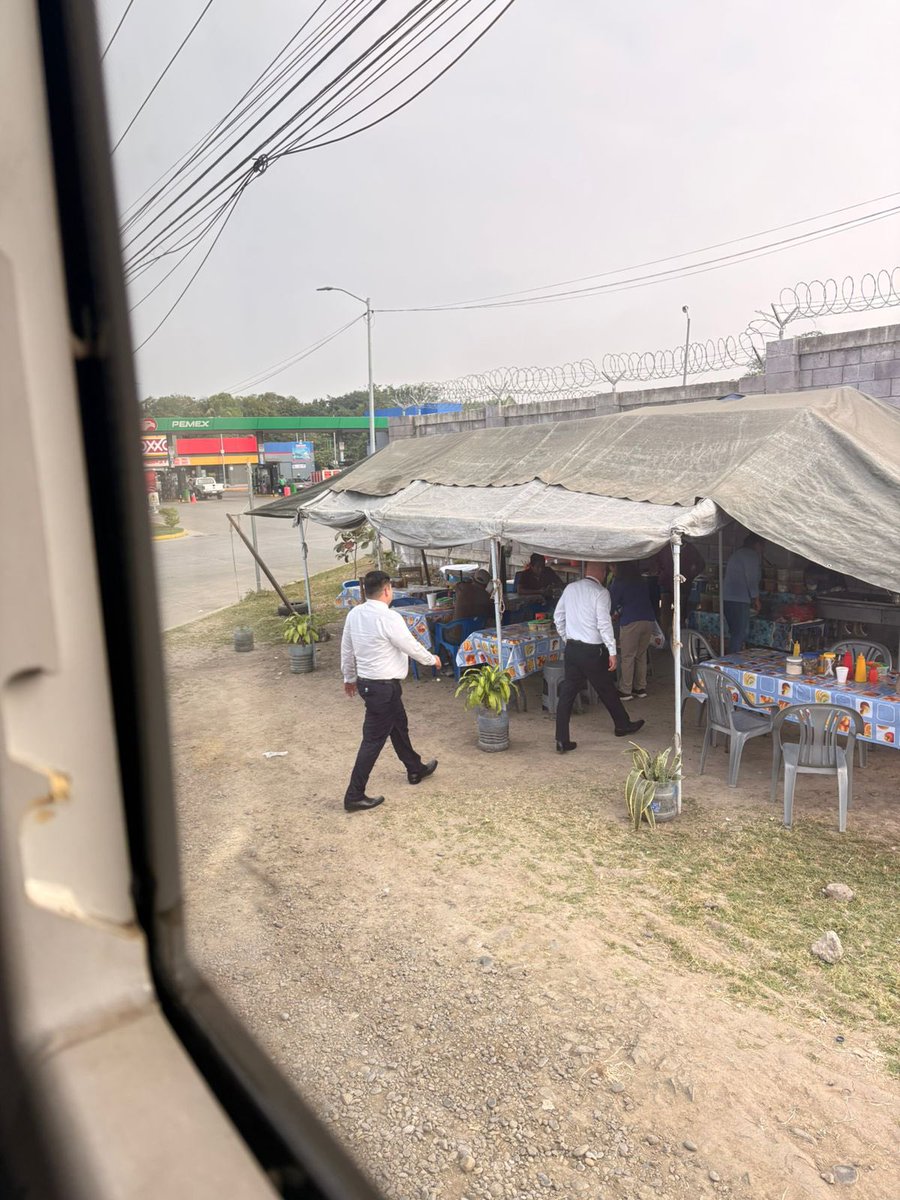 JavGrafic's tweet photo. No puede ser @Futura_Oficial, el autobús sales tardísimo por qué los choferes querían desayunar, y para variar se detienen en el camino para bajar por memelas. https://t.co/4sE5cSnDAp