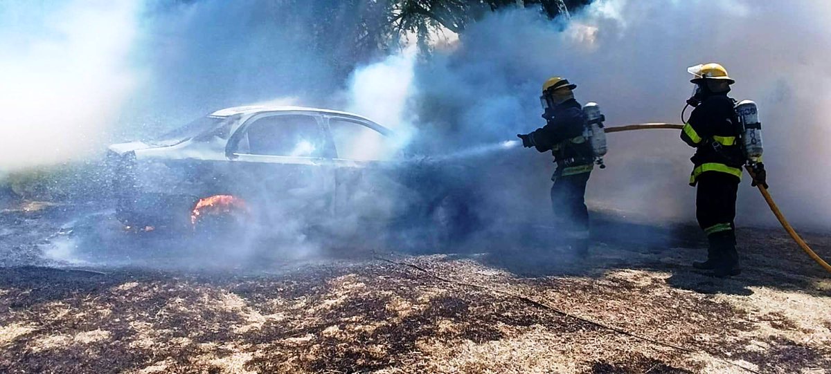 #GeneralLavalle Un auto fue consumido por las llamas en el paraje Las Chacras.

🚨 Ocurrió ayer a la tarde, en Los Ceibos y Las Acacias. Los Bomberos Voluntarios de San Clemente controlaron el fuego y evitaron que se propagara más allá del vehículo.