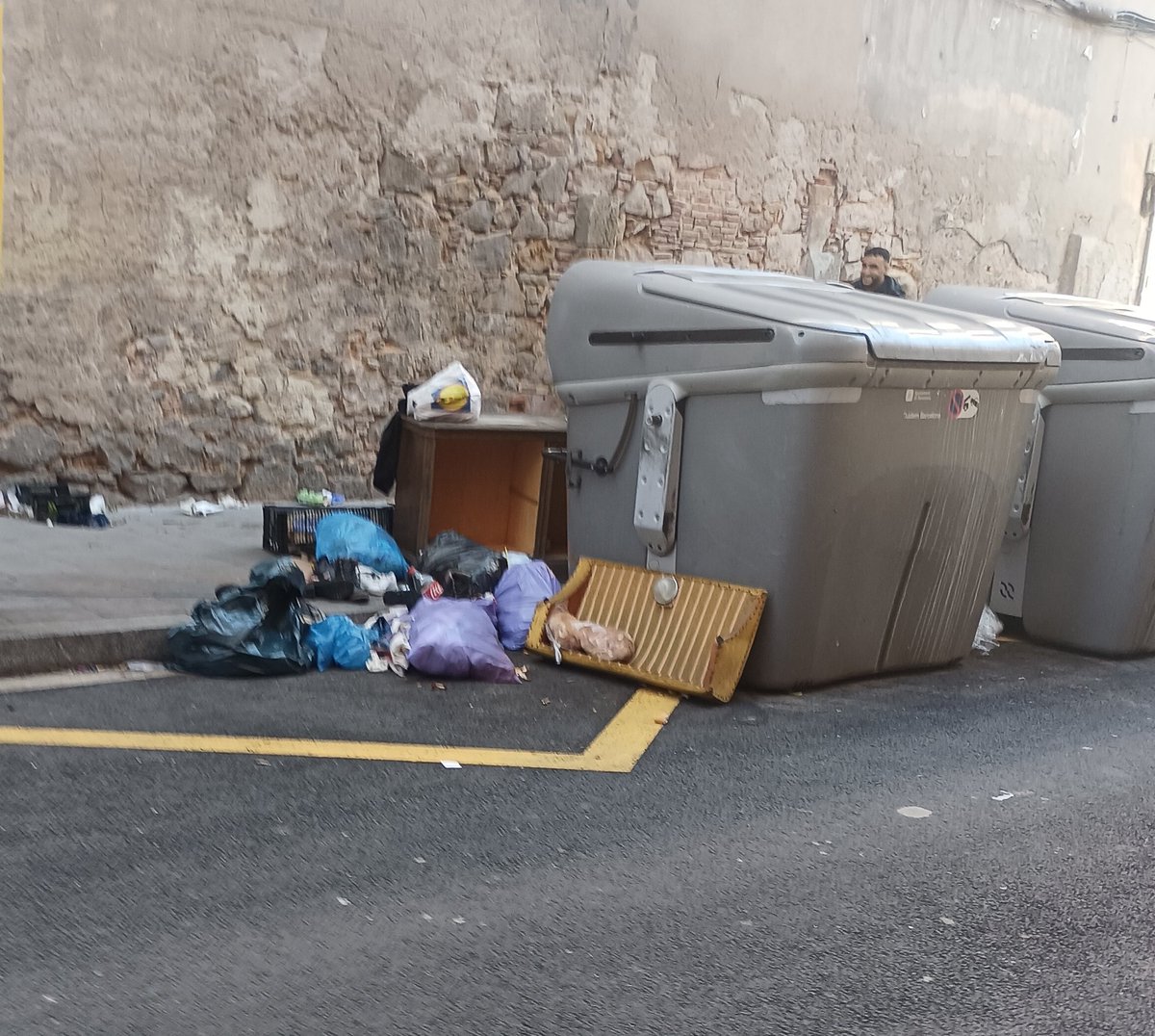 La4tu's tweet image. Si s'ha aixecat la alerta ja poden venir a netejar el #raval.