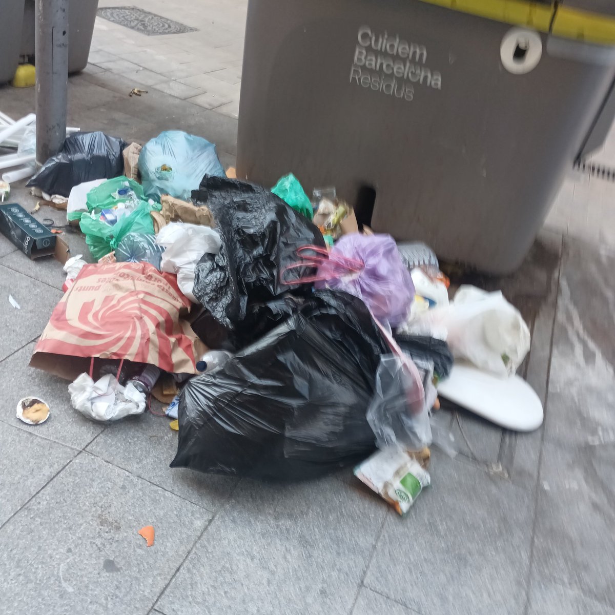 La4tu's tweet image. Si s'ha aixecat la alerta ja poden venir a netejar el #raval.