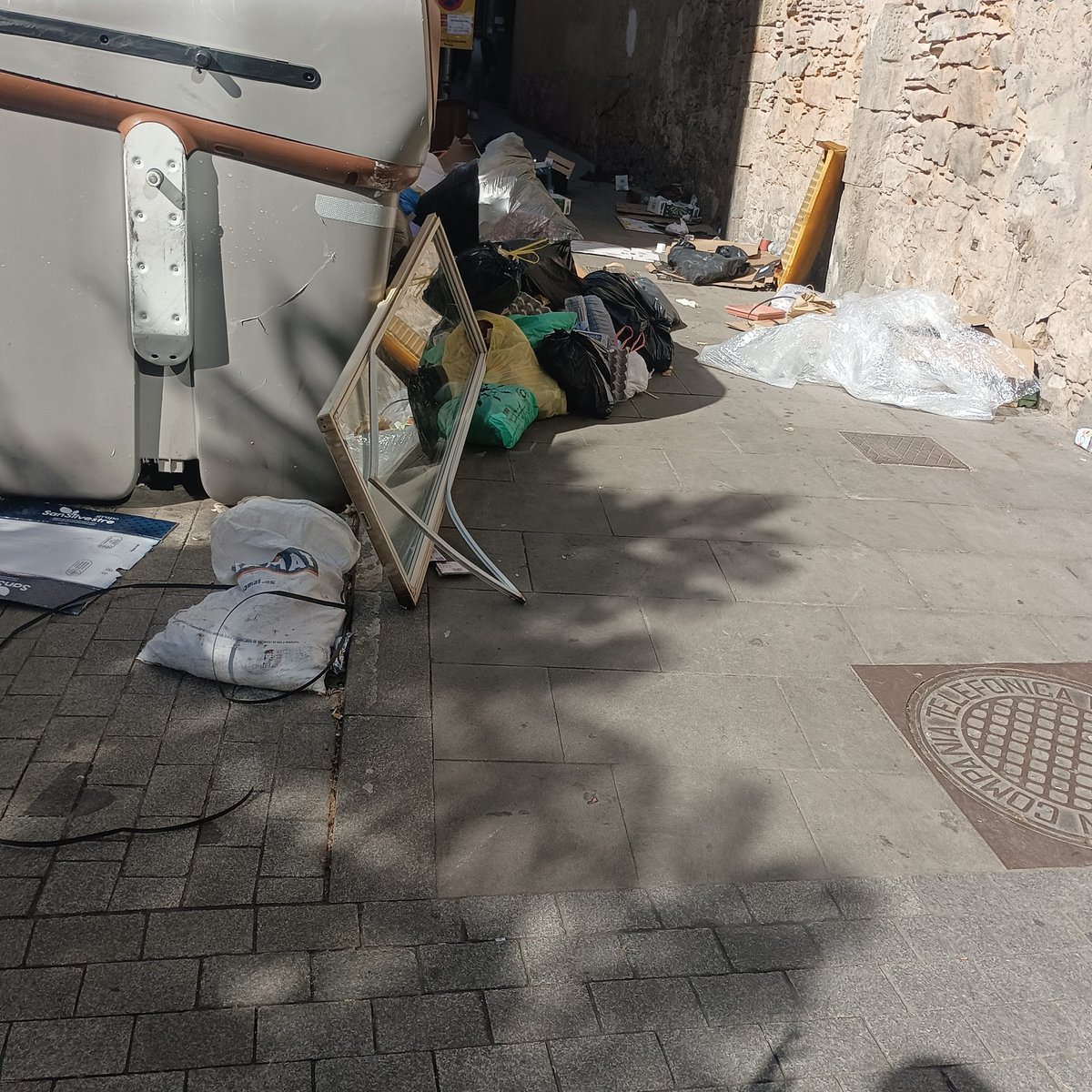 La4tu's tweet image. Si s'ha aixecat la alerta ja poden venir a netejar el #raval.