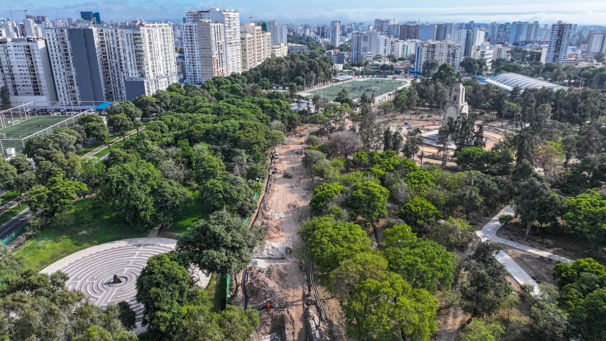 InvermetLima's tweet photo. ¡La renovación del Campo de Marte continúa! 💪
Al 30% de avance , seguimos con la construcción de nuevas veredas, losas deportivas y baños modernos.
Infraestructura digna para una Lima que no se detiene. 🙌
#ObrasLima #Invermet #MuniLima #LaCiudadNoDescansaNosotrosTampoco https://t.co/ne2jwECLMQ