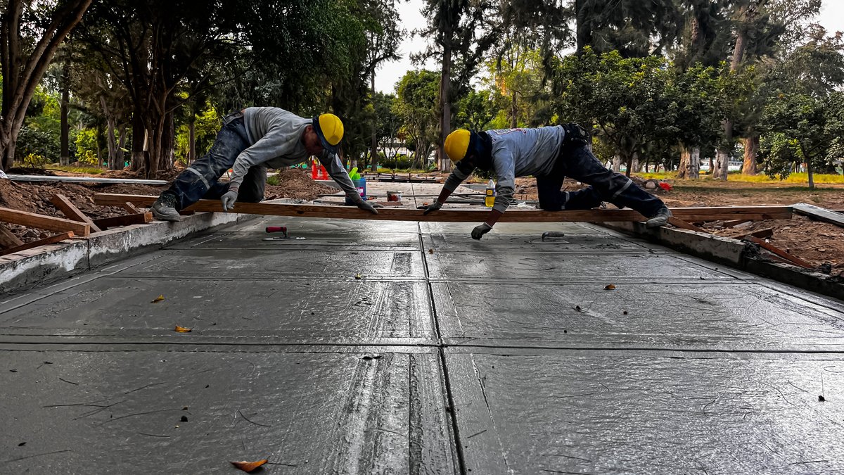 InvermetLima's tweet photo. ¡La renovación del Campo de Marte continúa! 💪
Al 30% de avance , seguimos con la construcción de nuevas veredas, losas deportivas y baños modernos.
Infraestructura digna para una Lima que no se detiene. 🙌
#ObrasLima #Invermet #MuniLima #LaCiudadNoDescansaNosotrosTampoco https://t.co/ne2jwECLMQ