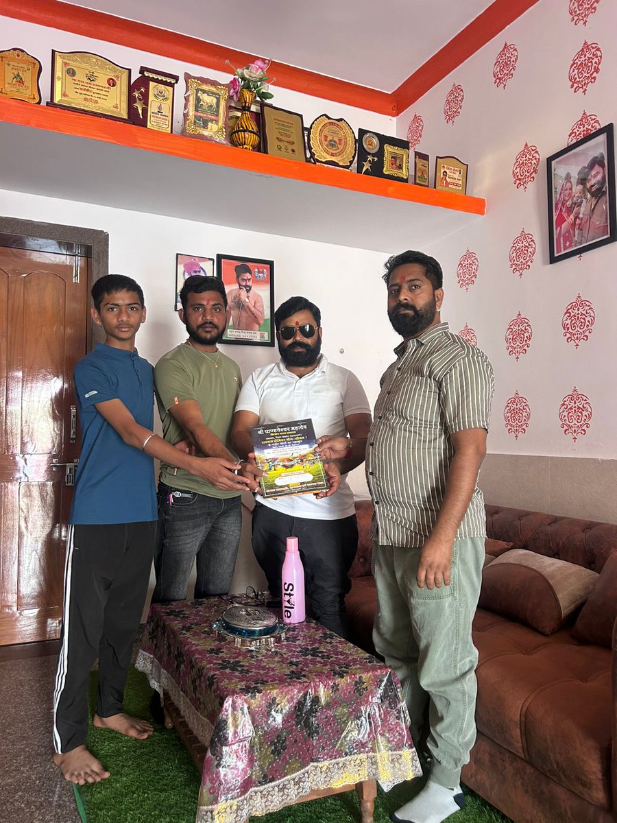 sstigerRP's tweet photo. आज  पांडेस्वर क्रिकेट क्लब रायथल के अध्यक्ष श्री मांगू सिंह जी व उनकी टीम मेरे निवास ramaniya पधार कर निमन्त्रण दिया आपका बहुत बहुत धन्यावाद आपका निमन्त्रण ह्रदय की  गहराईयों से स्वीकार करता हु और जरूर हाज़री दूँगा https://t.co/aXc25eecqE