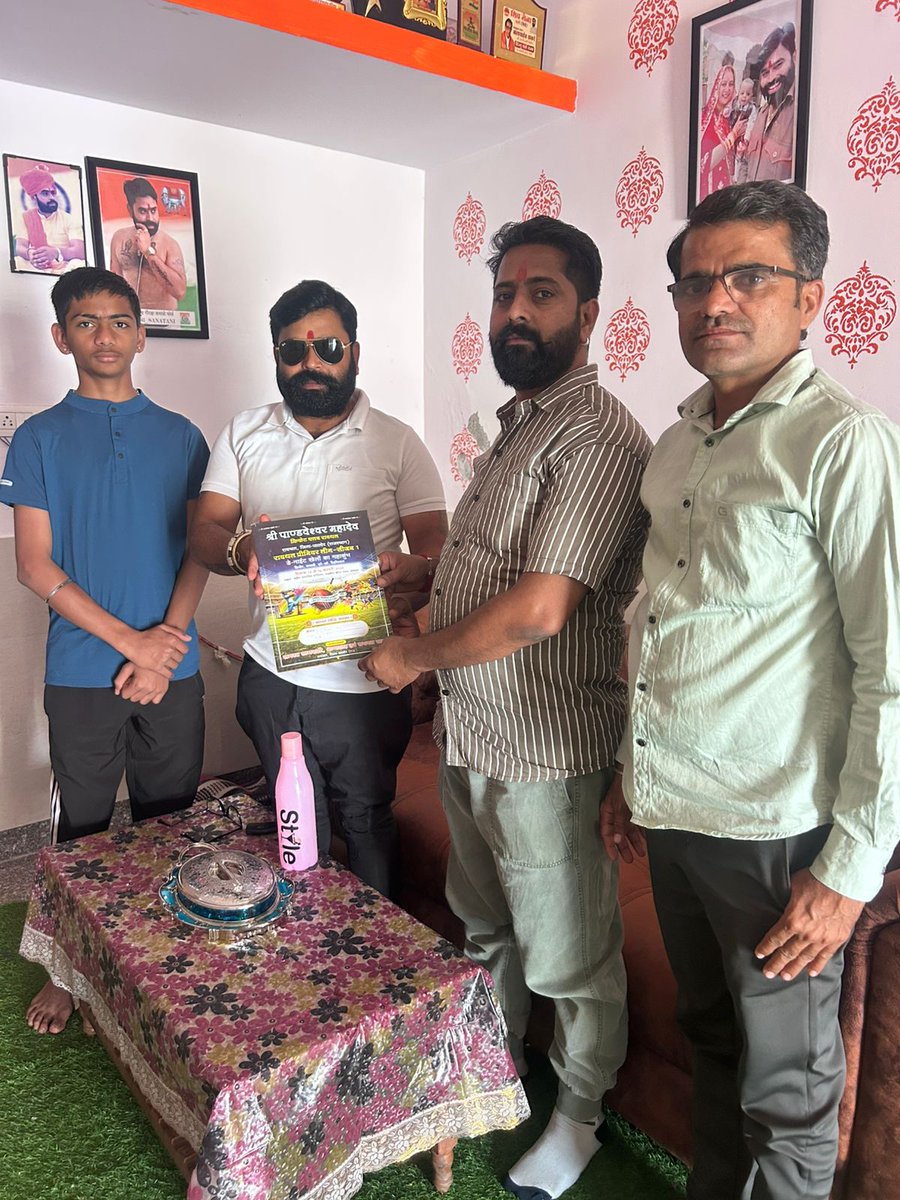 sstigerRP's tweet photo. आज  पांडेस्वर क्रिकेट क्लब रायथल के अध्यक्ष श्री मांगू सिंह जी व उनकी टीम मेरे निवास ramaniya पधार कर निमन्त्रण दिया आपका बहुत बहुत धन्यावाद आपका निमन्त्रण ह्रदय की  गहराईयों से स्वीकार करता हु और जरूर हाज़री दूँगा https://t.co/aXc25eecqE