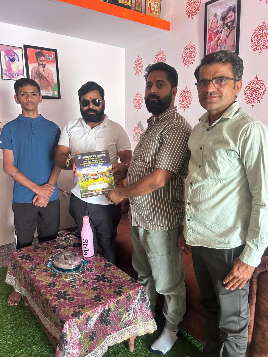 sstigerRP's tweet photo. आज  पांडेस्वर क्रिकेट क्लब रायथल के अध्यक्ष श्री मांगू सिंह जी व उनकी टीम मेरे निवास ramaniya पधार कर निमन्त्रण दिया आपका बहुत बहुत धन्यावाद आपका निमन्त्रण ह्रदय की  गहराईयों से स्वीकार करता हु और जरूर हाज़री दूँगा https://t.co/aXc25eecqE