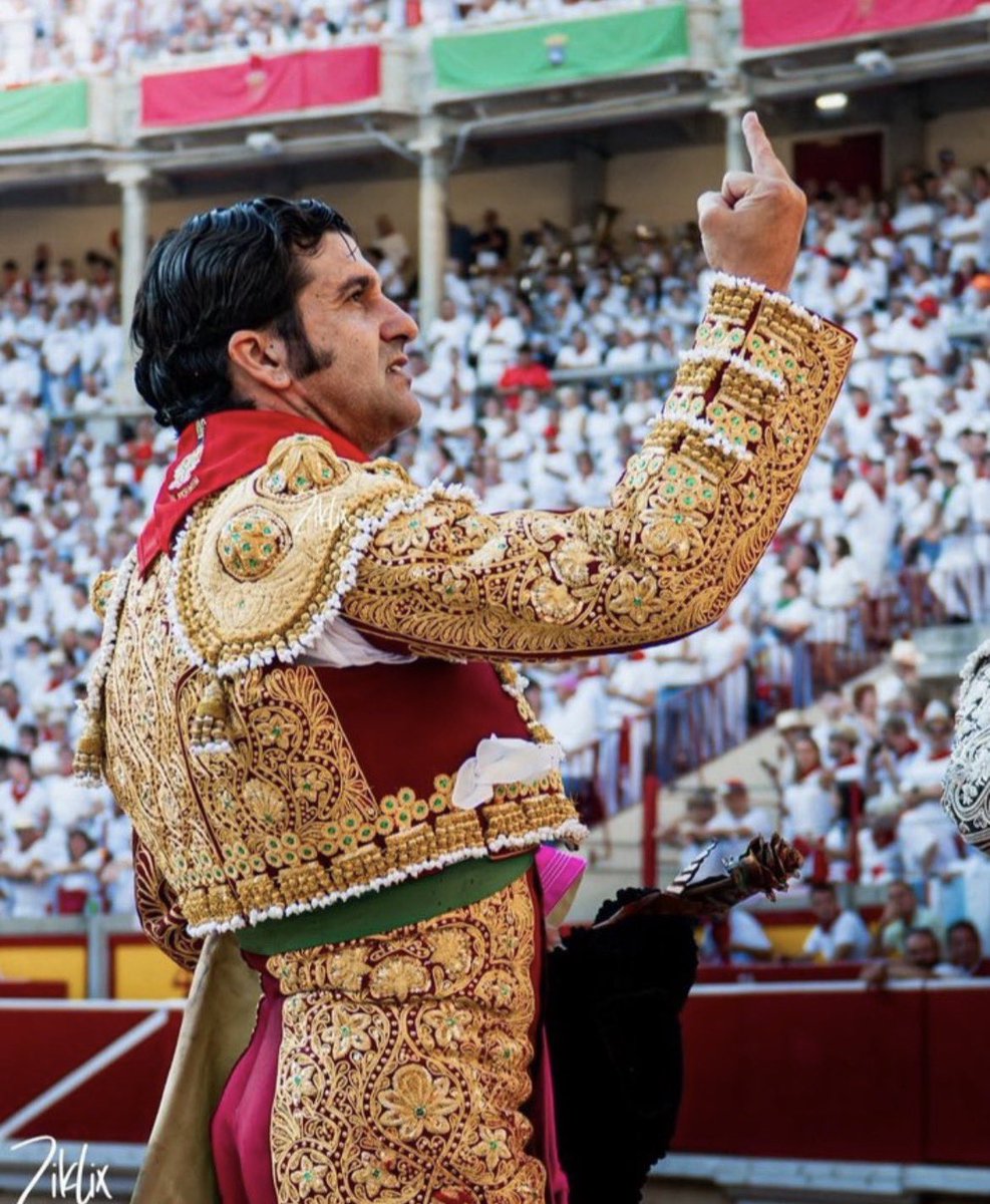 Un saludo a todos aquellos que utilizan una tradición como es el carnaval para reírse de la enfermedad mental de una persona. 

Los mismos que hablan de valores, respeto, etc…

Luego son los primeros que se golpean el pecho en defensa de la salud mental…