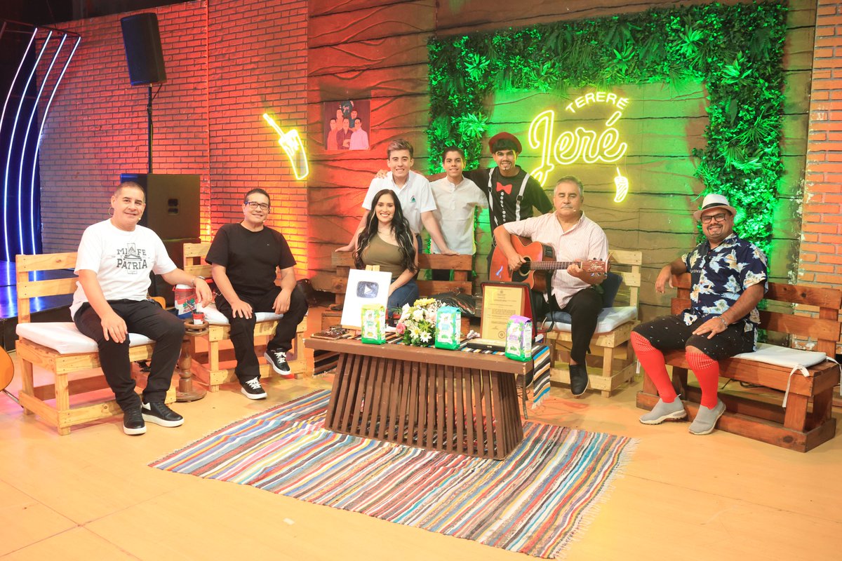 tererejerepy's tweet image. ¡Hoy tormenta de corazones en el set! 💕 ¡Te esperamos para celebrar el amor! ❤️

#tererejerepy por #telefuturopy