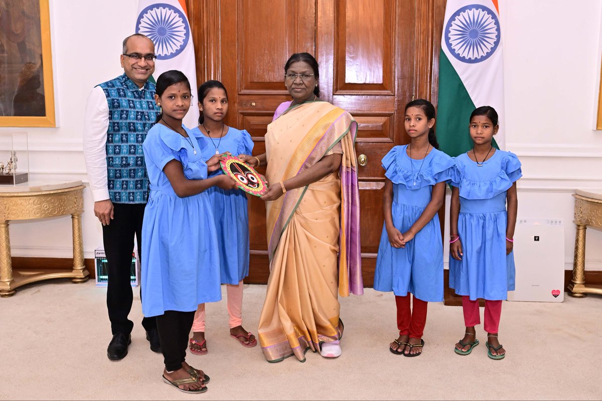 SujeetKOfficial's tweet photo. Deeply grateful to Hon’ble President Smt. Droupadi Murmu ji for meeting and blessing my adopted daughters, Padma, Gita, Janati & Daimati, at Rashtrapati Bhavan.

Madam President shared several anecdotes from her student life, and encouraged the little ones to work hard and to be spiritual. Thankful also to Hon’ble PM @narendramodi ji for his unwavering commitment to tribal welfare and education, which continues to inspire our efforts.

Education changes generations!

@rashtrapatibhvn 
@EduMinOfIndia @TribalAffairsIn