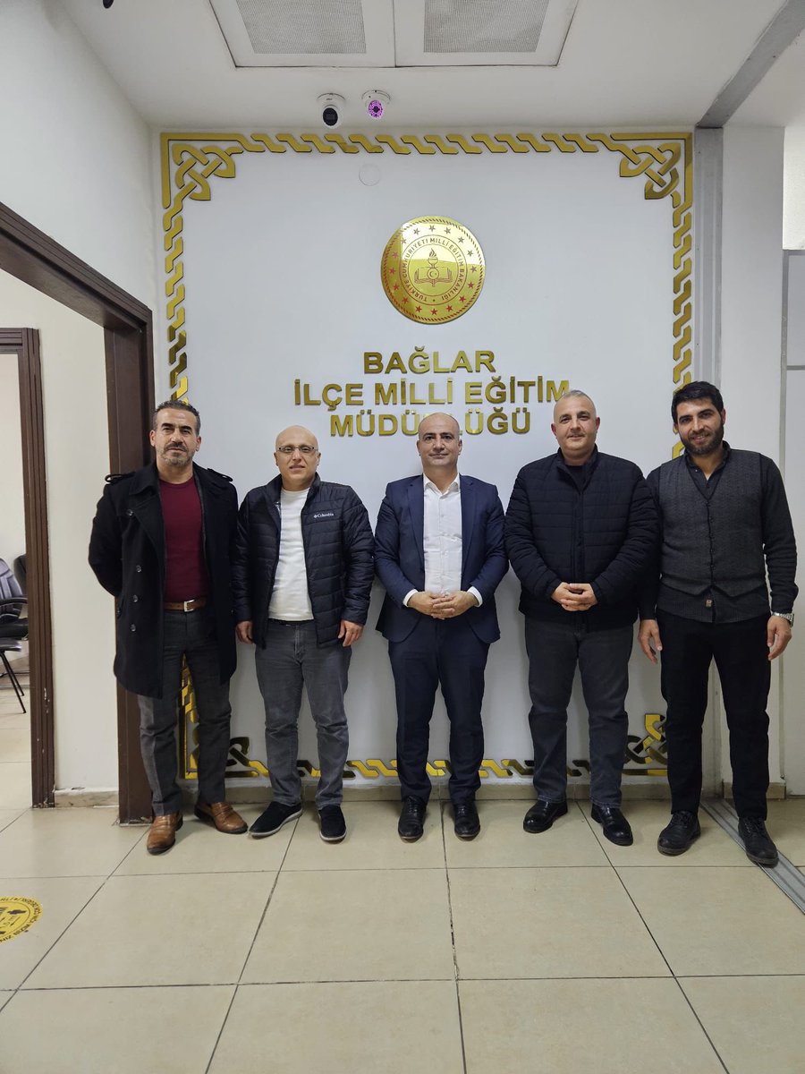 Şube Başkan Yardımcımız Ömer BALKAN ve Bağlar İlçe Temsilcimiz Salim Seyfettin SANA Bağlar Temsilciliği Yönetim Kurulu üyelerimiz ile birlikte ilçe Milli Eğitim Müdürümüz sayın Mehmet KANTAR hocamızı ziyaret ettiler.