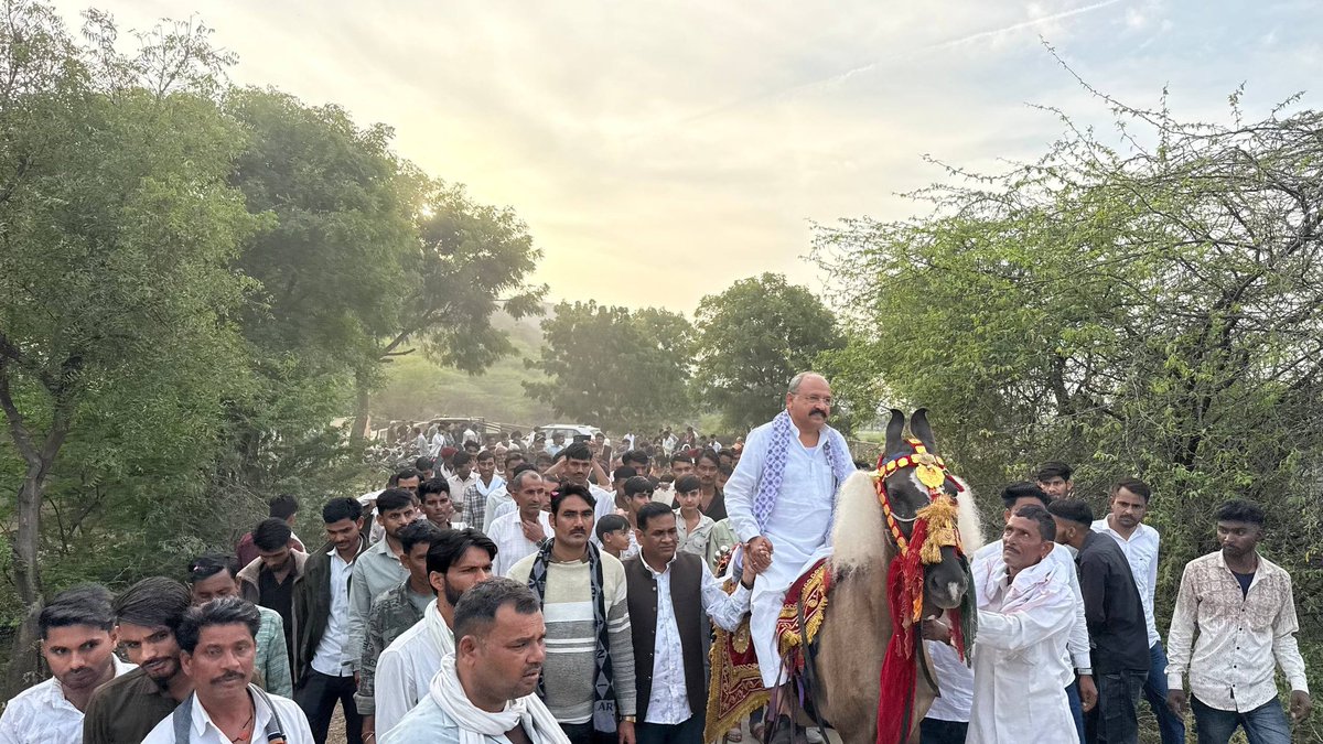 PrahladGunjal's tweet photo. नैनवां तहसील के कालानला गांव में भगवान चारभुजानाथ जी की रामध्वनी कार्यक्रम की सालाना पूर्णाहुति के अवसर पर आयोजित कार्यक्रम में भाग लिया। कालानला गांव पहुंचने पर ग्रामीणों ने घोड़ी पर बैठाकर जुलूस निकाल कर स्वागत सत्कार किया भावभीना सबका आभार । उपस्थित जनसमूह को संबोधित करते हुए कहा कि धर्म के रास्ते पर चलने का मतलब हर अन्याय से लड़ने की ताकत हमारे अंदर होनी चाहिए। इस समय अगर देश में गलत परंपराएं स्थापित की जा रही हैं तो आम आदमी की जिम्मेदारी बनती है कि उठकर उस चीज का विरोध करें और देशहित में अपनी भागीदारी निभाए।