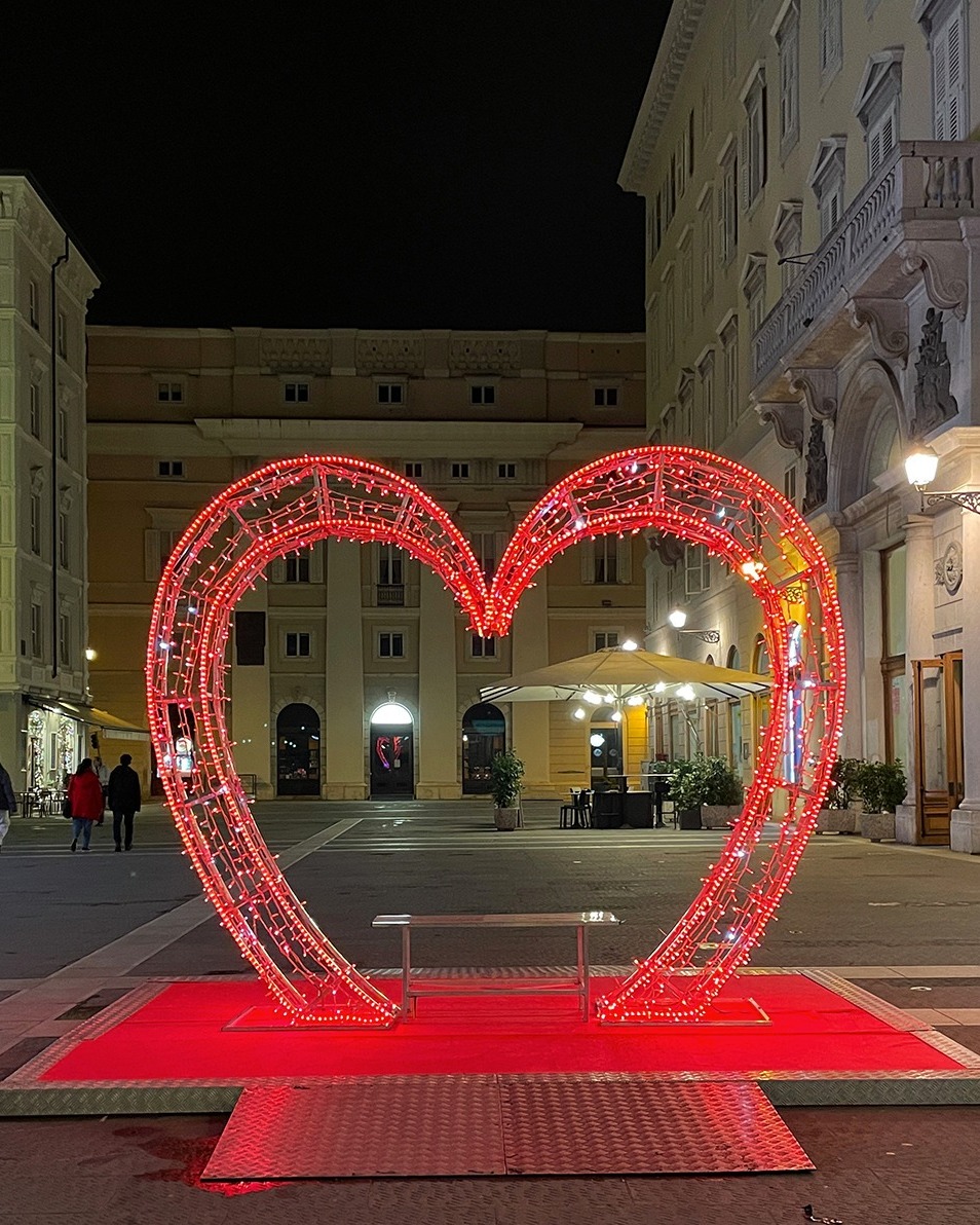 Il cuore ❤️ di #SanValentino vi aspetta in piazza Verdi per una foto ricordo per suggellare il vostro amore 💘
#triesteinlove