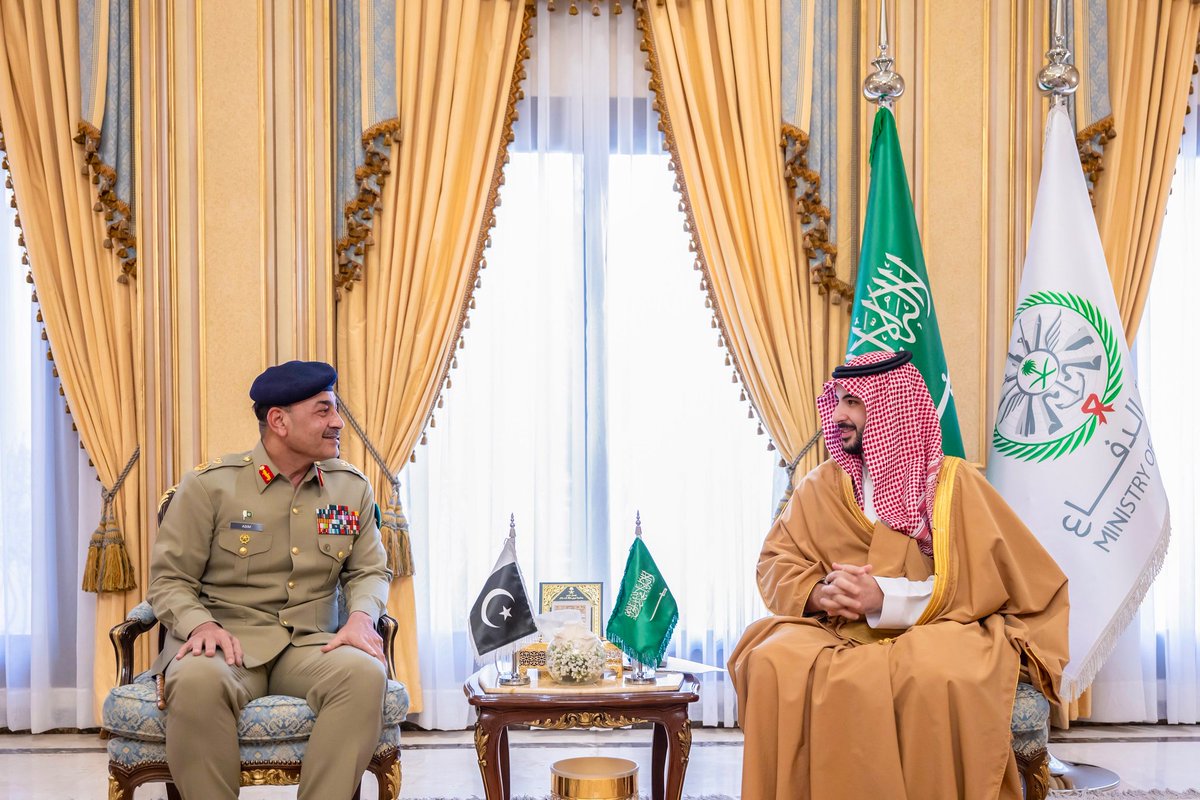 وزير الدفاع الأمير خالد بن سلمان وقائد قوات الدفاع قائد الجيش الباكستاني يؤكدان متانة العلاقات الأخوية الراسخة والشراكة الاستراتيجية الدفاعية بين البلدين، ودورهما المحوري والريادي في المحافظة على الأمن والسلم الدوليين