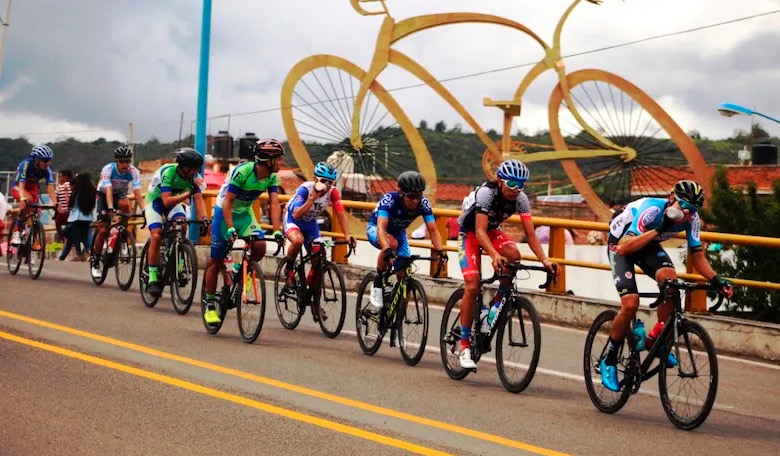 Michoacan's tweet image. #DatoCurioso 🚲 Zacapu es hogar del monumento a la bicicleta más grande del mundo. 🌎✨ 
Un símbolo de tradición y pasión por el ciclismo en Michoacán. 
¡Descúbrelo! #Michoacán #elAlmadeMéxico #MichoacánSeVive