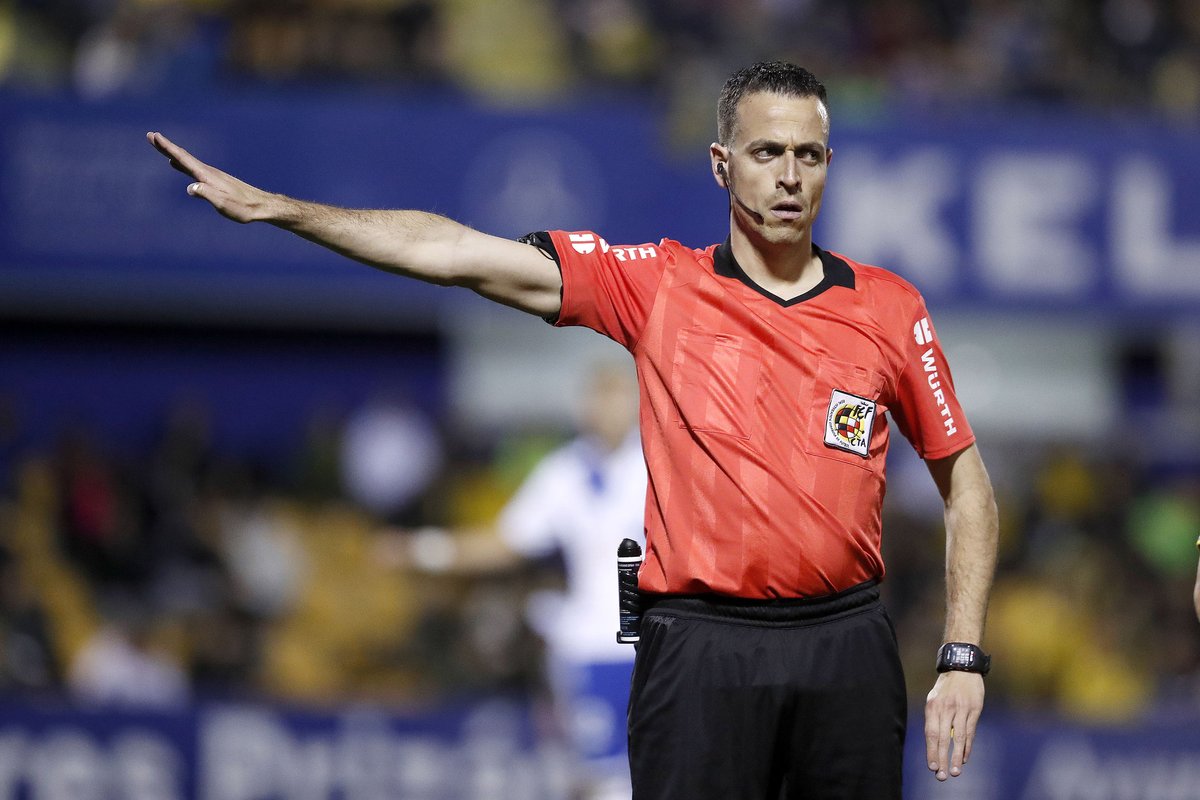 👨🏻‍⚖️Árbitro del <a href="/CDTOficial/">CD Tenerife 🏴󠁧󠁢󠁳󠁣󠁴󠁿</a>-Racing Ferrol del sábado: Abraham Domínguez Cervantes, que ha arbitrado 5 veces al Tenerife (1 en 2ªB, 3 en 2ªA y este curso en Cáceres) y nunca ha perdido con él (2 V, 3 E).

Malagueño de 39 años, cumple su 5ª campaña en 1ªRFEF tras 9 en 2ªB y 1 en 2ªA.