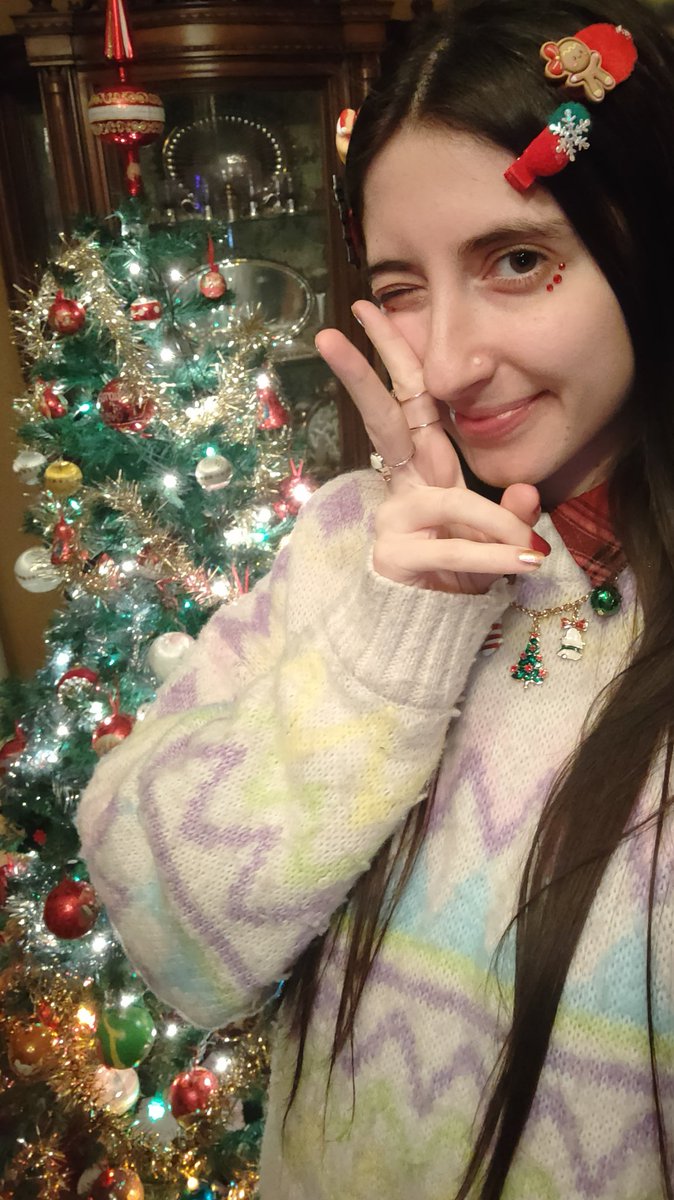 primula_ichiban's tweet photo. そろそろバレンタインデーだけど、クリスマスは最高の季節でしょう~🫣🎄❤️🤶🏻💚
今からみんなの2026年はどう?元気?🧡
(@IdolStageIT のバレンタインサープライズのために準備ですか~~👀💌🍫🧁)
#kaigaiidolgroup #アイドル #idolstage #Hanabi🧡 #primulaichiban https://t.co/gB0DlSfZT2