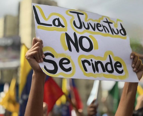 Hoy, #DíaDeLaJuventud, Venezuela mira a sus jóvenes con profundo orgullo.

A lo largo de nuestra historia, la juventud venezolana ha demostrado que la lucha por la libertad nunca le ha sido ajena. Desde aquellos muchachos que, con valentía inmensa, enfrentaron la Batalla de La