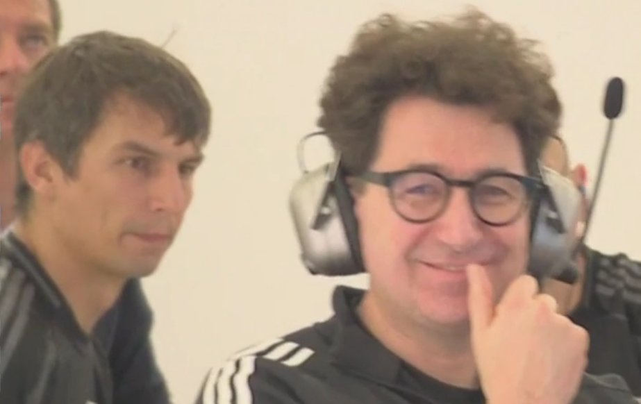 No se que me deja mas loco, si Binnoto rompiendo la 4ta pared o que un pavo con la skin de Tom Cruise este en el box de Audi en unos tests de F1