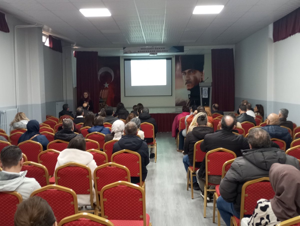 CorluBorsas's tweet photo. Rehber öğretmenimiz Songün YILMAZ tarafından 10. sınıf velilerimize ders seçimi ile ilgili bilgilendirme semineri yapıldı. @drazizyeniyol @CorluMem @hete61 https://t.co/zVdNWzzxwx