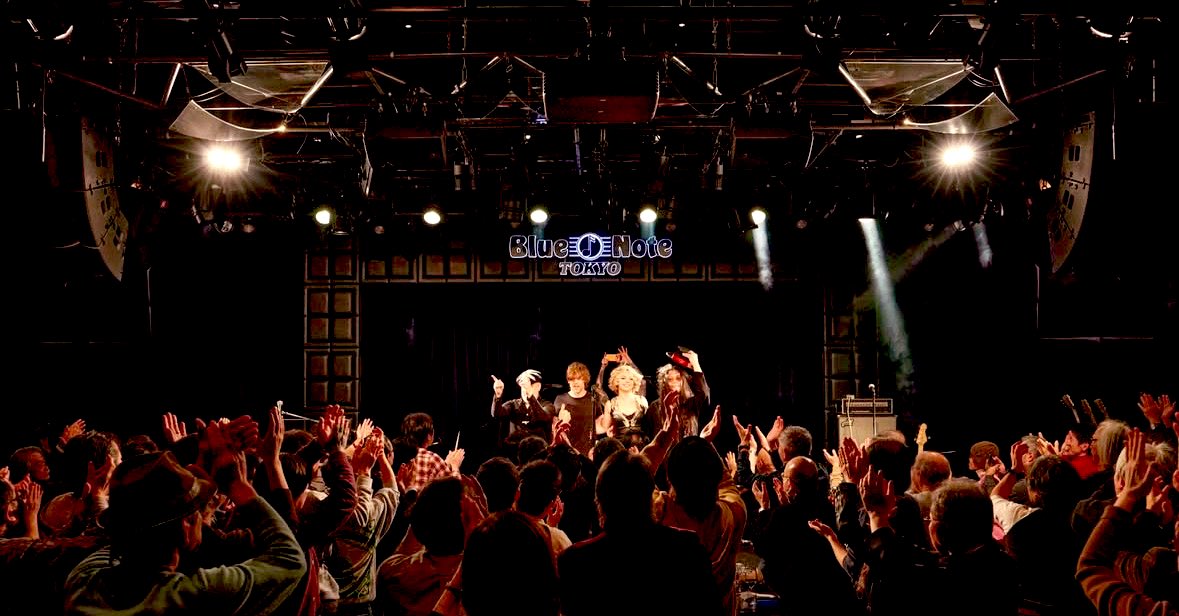 kenken_RIZE's tweet photo. Samantha Fish @BlueNoteTokyo
2デイズとも最高なライブでバッチリ終わりました!
正式オファーは2日前、13曲覚えてリハなしのぶっつけ本番!セカンドセットで二曲増えて、今日の朝おきたら四曲送られてきた今回!笑笑
それもこれも、演奏家として信用して頂いた証ということで!
サマンサもジェイミーもミッキーも本当に優しい人達で、2日しか一緒にいないのに、今日で最後なのが涙目になるくらい本当にさみしかったよ。
またすぐやろう!ってたくさん言ってくれたからまたすぐ一緒にできるさ!
改めてとても自信がついたし、今回ばかりは自分の事たくさん褒めてあげようと思う。
年間300本、毎日のようにたくさんたくさんライブやってきた経験値を久しぶりに実感できたありがたい二日間でした!
マジで楽しかった!観に来てくれたみんなはマジで褒めてくれ!笑笑笑笑
濃くて大事な毎日毎日、演奏家はライブの場数に勝るものなし。
明日は大阪で韻シストとダグとBET DA FARMです!