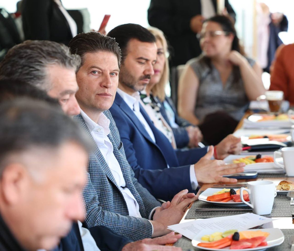 AlfonsoMtz_Mx's tweet photo. 🤝 El empresariado turístico cuenta con mi respaldo ante el Consejo Nacional Empresarial. Desde esta administración seguiremos impulsando el trabajo conjunto para que más visitantes lleguen y se beneficie nuestra ciudad.

#MoreliaBrillaMás ✨ https://t.co/L28tOBaVdO
