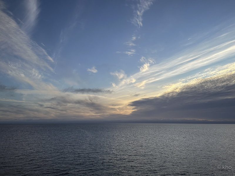 Über dem Wasser 
liegt weiches Licht,
und während ich 
über das Meer schaue,
ordnen sich 
meine Gedanken
fast von selbst…🙏

#Meer #Horizont #Himmel #Licht #Wolken #Naturmoment #Landschaft #Gedankenmoment  #Arktis #achtsamkeit
