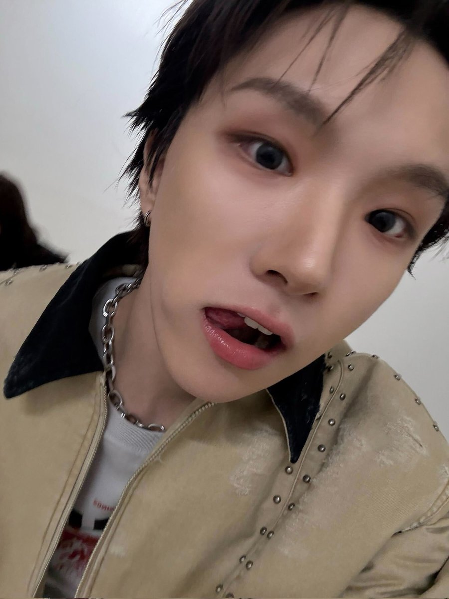 폰 바닥에 두고 강아지같은 애들이 실수로 누르면 이런 사진 나오던데