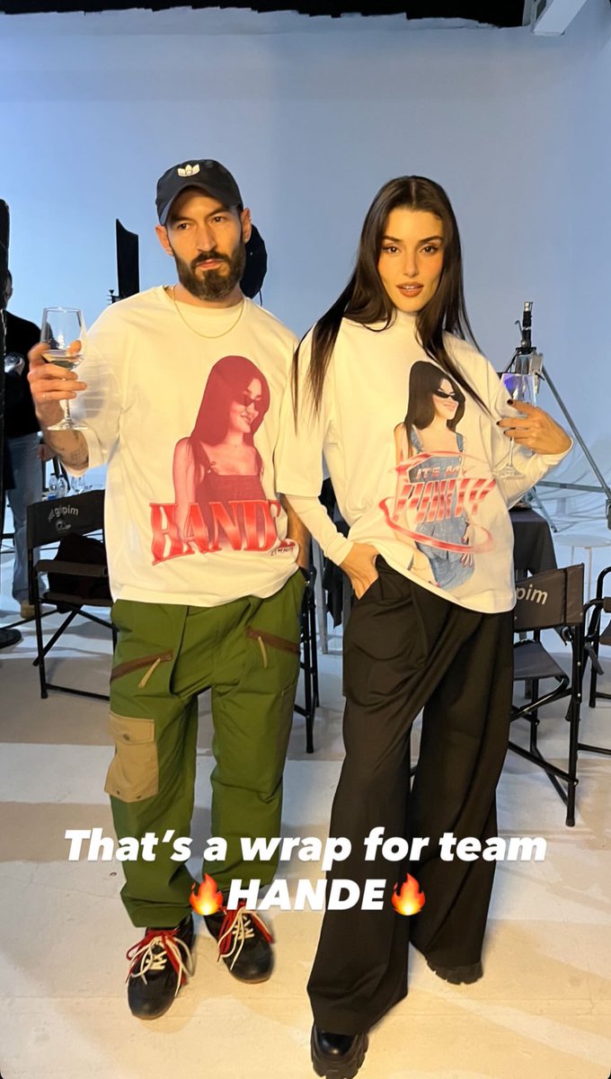 portalhandebr's tweet image. 📲 | Hande Erçel no set de um ensaio para a Nocturne hoje: “E este é o fim para o time HANDE”

#HandeErçel