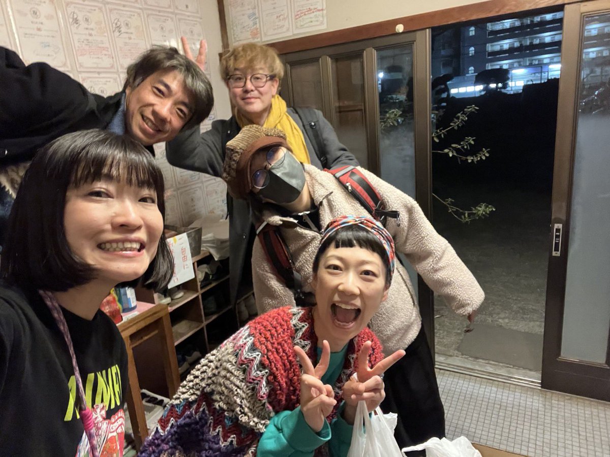 #冠仁 さんの団体、#谷口礼子 さん出演の #のたうって回れ
古民家での上演を観劇！！
僕が、ほんとうに感じたのは、
手触りです。
ざらざら。
畳の上で会う人たちは、暖かな温度で今を温めます。
そういった場を作っているのが凄い。続けているのが凄い。
是非、この場と時間を味わって欲しいです！