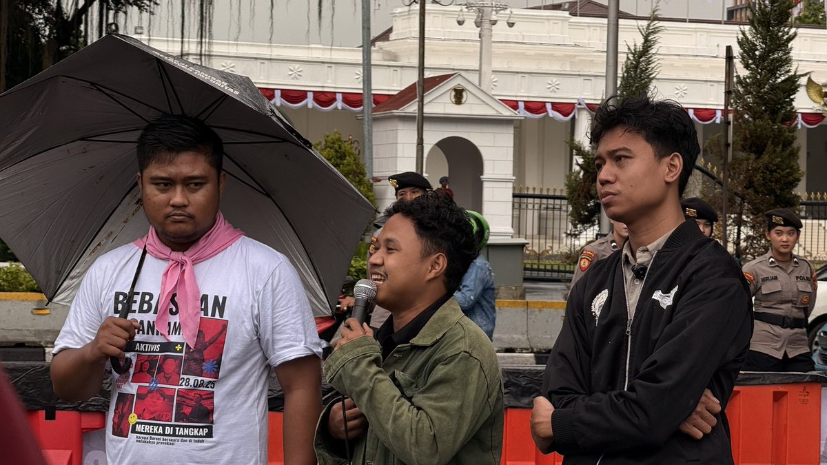 Bangkit, lawan. Atau selamanya dibungkam ketakutan. 

Beri ajar pada penguasa.

Kepal tangan serukan, “Hei hidup korban, jangan diam, lawan!”

Aksi Kamisan ke-897