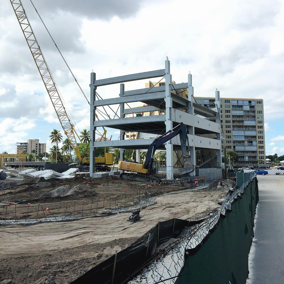 pompanoinsider's tweet photo. #TBT to The Pier Parking Garage being built! 🏗️ #PompanoBeachFL #SouthFlorida #BrowardCounty

Interested in advertising with us? 👇
🔗 https://t.co/70v6BtIFcz https://t.co/ILFNkLZ4FJ