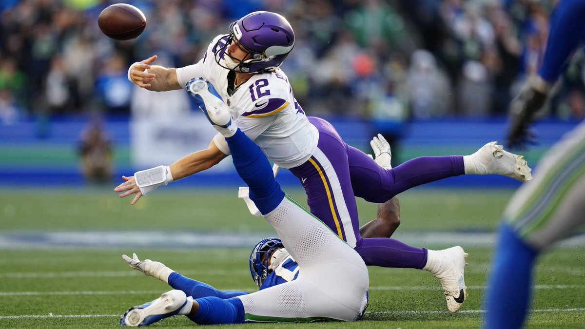 AroundTheNFL's tweet image. .@TheNickShook ranks all 63 starting quarterbacks from 2025 season, from Matthew Stafford to Max Brosmer

nfl.com/news/ranking-a…