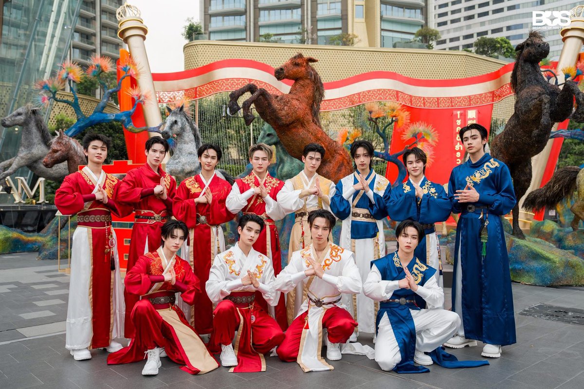 netnisa's tweet photo. CNY ICONSIAM WITH BUS に
BUSを招いてくださりありがとうございました 🧧✨

華やかな春節ステージで輝く12人を見られて本当に幸せです。
特別な時間をありがとうございました。

日本からいつも応援しています 🇯🇵❤️

#BUSCNYatICONSIAM
#BUSbecauseofyouishine https://t.co/RazBgP9SDr