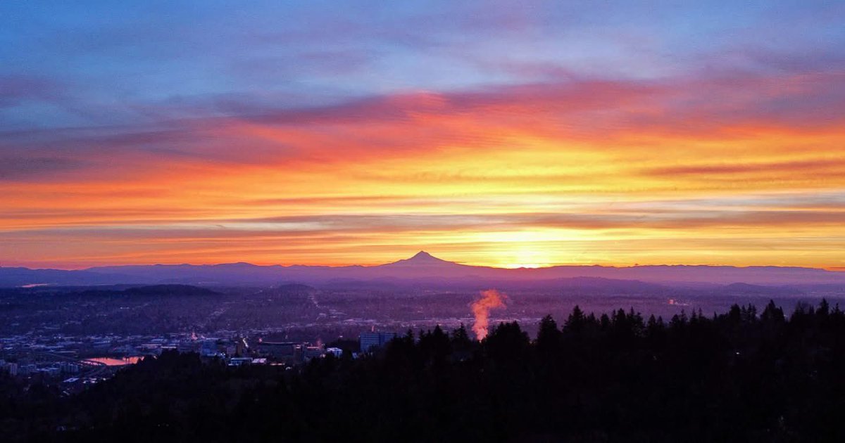 MikeKATU's tweet image. WOW… a gorgeous sunrise lit up the sky over Mt. Hood and the Willamette Valley this morning.  Those red skies signaling a little change in our dry weather.   Have a beautiful day and stay safe #LiveOnK2 #portland #mthood #sunrise #thursdayvibes