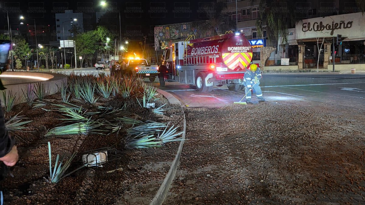 Incidente en la Glorieta Minerva 

Un conductor de entre 30 y 35 años de edad se impactó en la glorieta causando diversos daños. El percance dejó varios agaves derribados, dispersión de grava y tallones visibles en el muro que divide el área peatonal.