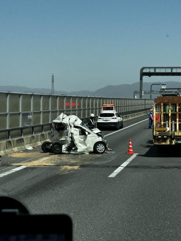 itaryyy0430's tweet photo. 4.5年前かな、気になってとある軽自動車のデザイナーに質問をした事がある。

Q:最近の軽ってクラッシュテストでの良い結果を散見します。安全になったのですか？

A:試験では得点を出せる様になった。でも実際の事故がクラッシュテストの様に綺麗に起こると思うかい？ https://t.co/00cAy7gHZg