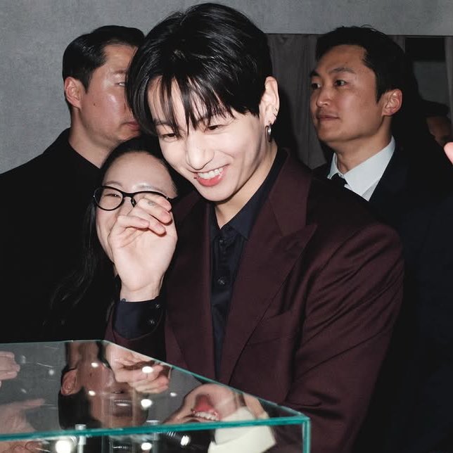 jungkook’s adorable nose scrunch and smile 😭