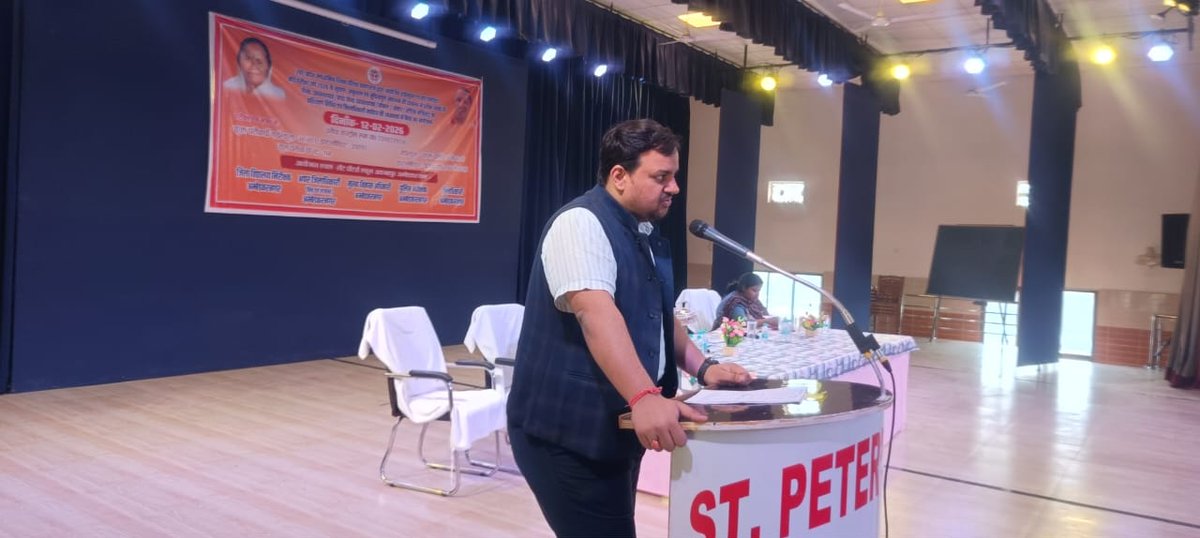 DIOSKanpurNagar's tweet photo. 18 फरवरी से शुरू हो रही #UPBoard परीक्षा को नकलविहीन कराने हेतु @AmbedkarnagarDM की अध्यक्षता में परीक्षा संबंधित सभी अधिकारियों संग समीक्षा बैठक की। सीसीटीवी, प्रश्नपत्र सुरक्षा व सघन जांच के सख्त निर्देश। लापरवाही बरतने पर केंद्र व्यवस्थापक एवं सम्बन्धित पर कड़ी कार्रवाई होगी। https://t.co/OkOPLAEqEP