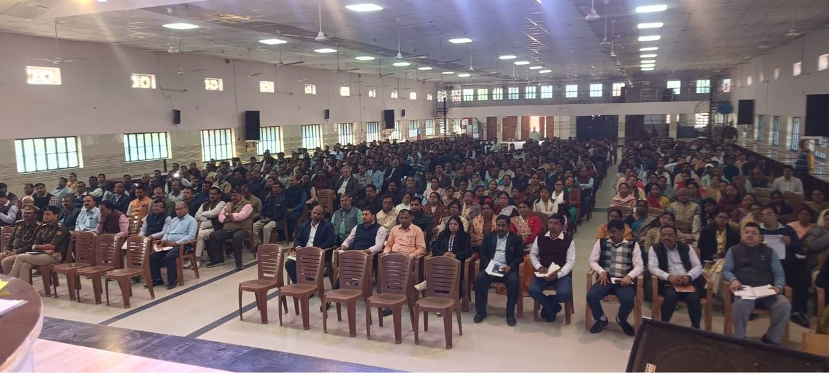 DIOSKanpurNagar's tweet photo. 18 फरवरी से शुरू हो रही #UPBoard परीक्षा को नकलविहीन कराने हेतु @AmbedkarnagarDM की अध्यक्षता में परीक्षा संबंधित सभी अधिकारियों संग समीक्षा बैठक की। सीसीटीवी, प्रश्नपत्र सुरक्षा व सघन जांच के सख्त निर्देश। लापरवाही बरतने पर केंद्र व्यवस्थापक एवं सम्बन्धित पर कड़ी कार्रवाई होगी। https://t.co/OkOPLAEqEP