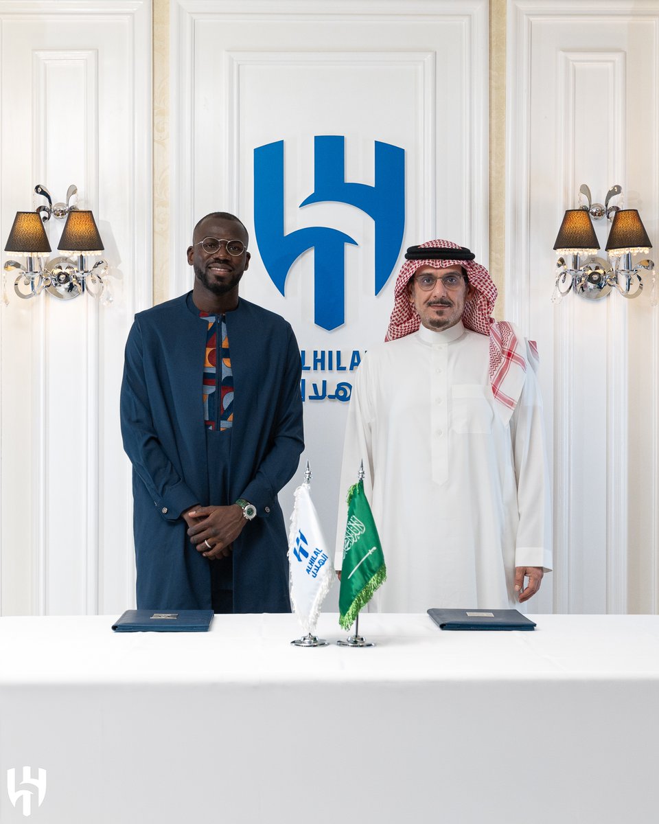 Alhilal_FC's tweet image. سمو رئيس مجلس إدارة شركة نادي #الهلال الأمير نواف بن سعد في مراسم تمديد عقد "كوليبالي" ✍️💙