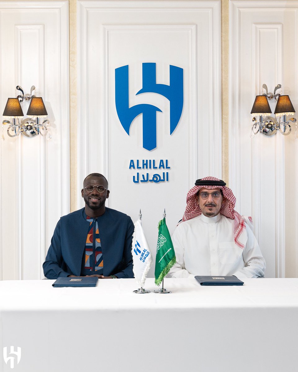 Alhilal_EN's tweet photo. The President Nawaf Bin Saad with Kalidou Koulibaly during the ceremony of the signing ✍️💙 https://t.co/yGGENBGZtH
