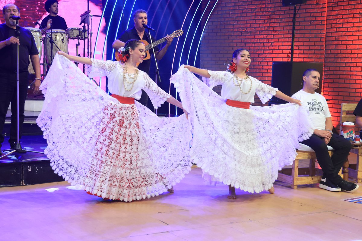 tererejerepy's tweet image. ¡Que bien bailan las chicas del Instituto de Arte de Olga Doldán! ✨

#tererejerepy por #telefuturopy 🎶