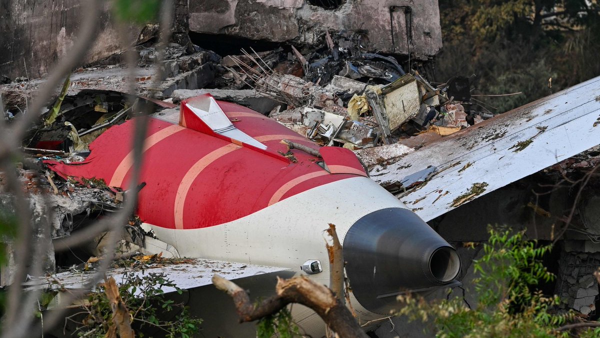 DDIndialive's tweet image. AAIB says AI-171 investigation is ongoing; media reports of conclusions are speculative. Final report will follow international norms.

Read More:🔗pib.gov.in/PressReleasePa…

#AviationSafety #AAIB