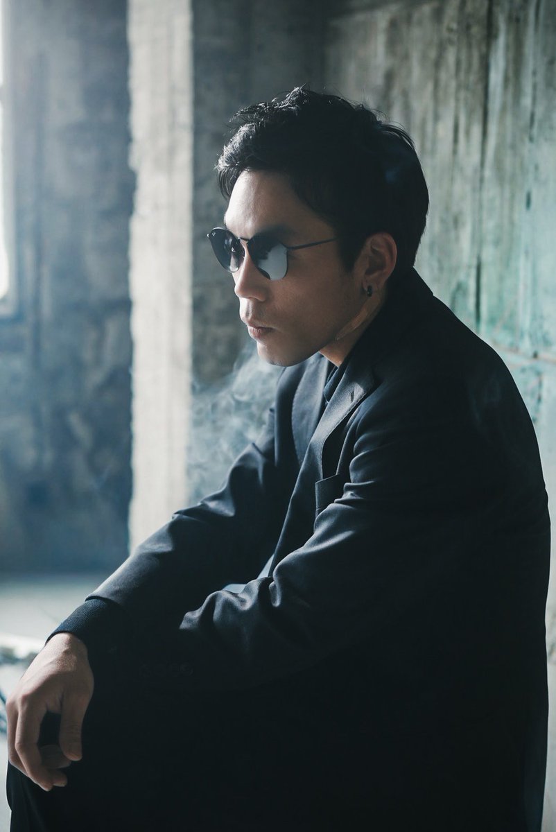 『黒づくめにサングラスとか怪しくて良いんじゃないかとろきこさんにアドバイスをもらって出した答えは普段着慣れぬスーツであった。』

Photo: 泥パンさん <a href="/AKIOcom/">泥パン氏 / ﾀﾞｲﾀｲﾀﾞｲ👀</a> 
 
…

普段スーツ着ないので残したい！
泥🍞さんに撮ってもらえるとか贅沢〜ありがとうございます🥹

#甘き感染ドラックパーティー2