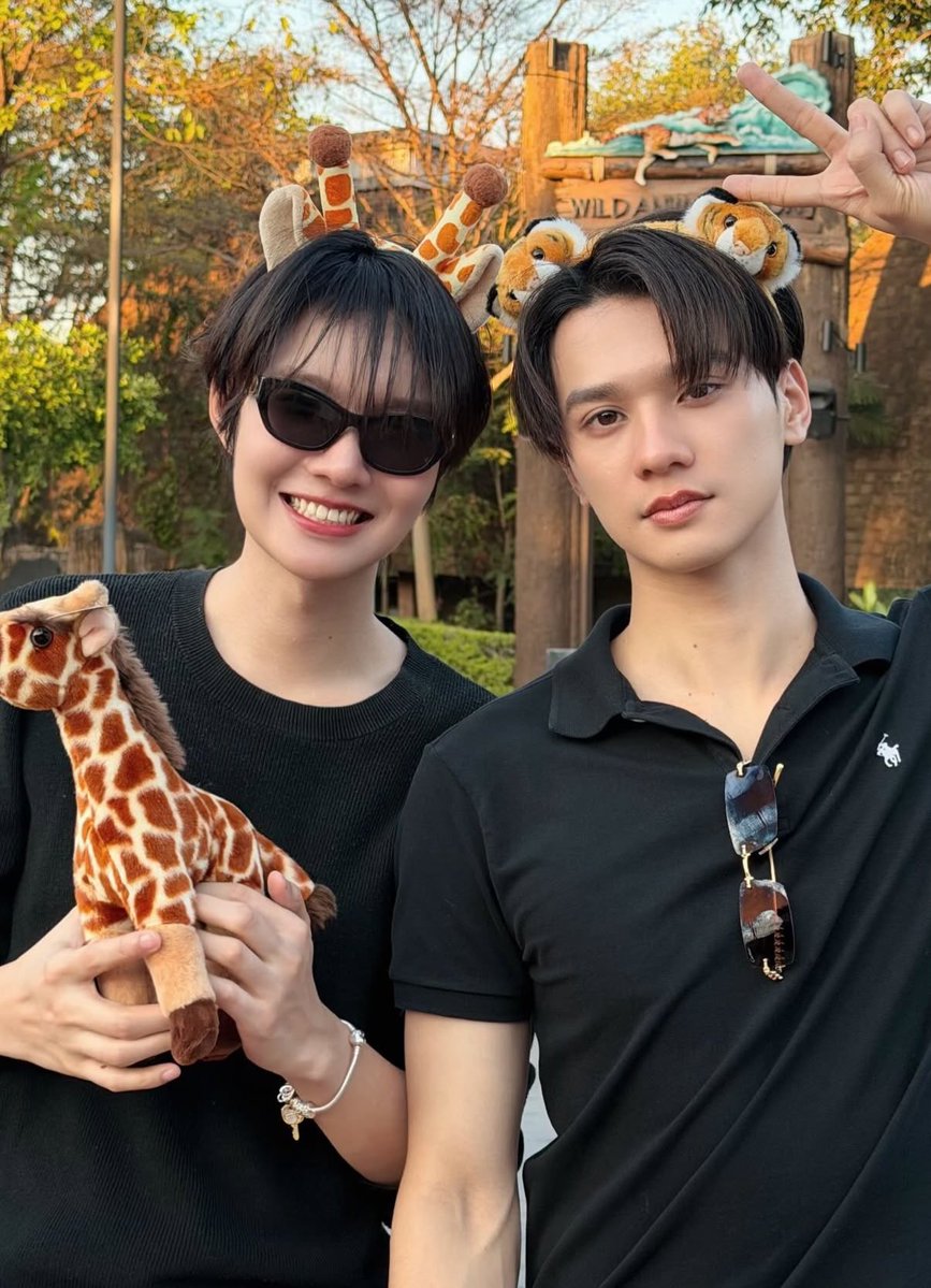 เหมือนนักธุรกิจพาแฟนเด็กมาเที่ยวอ่ะ