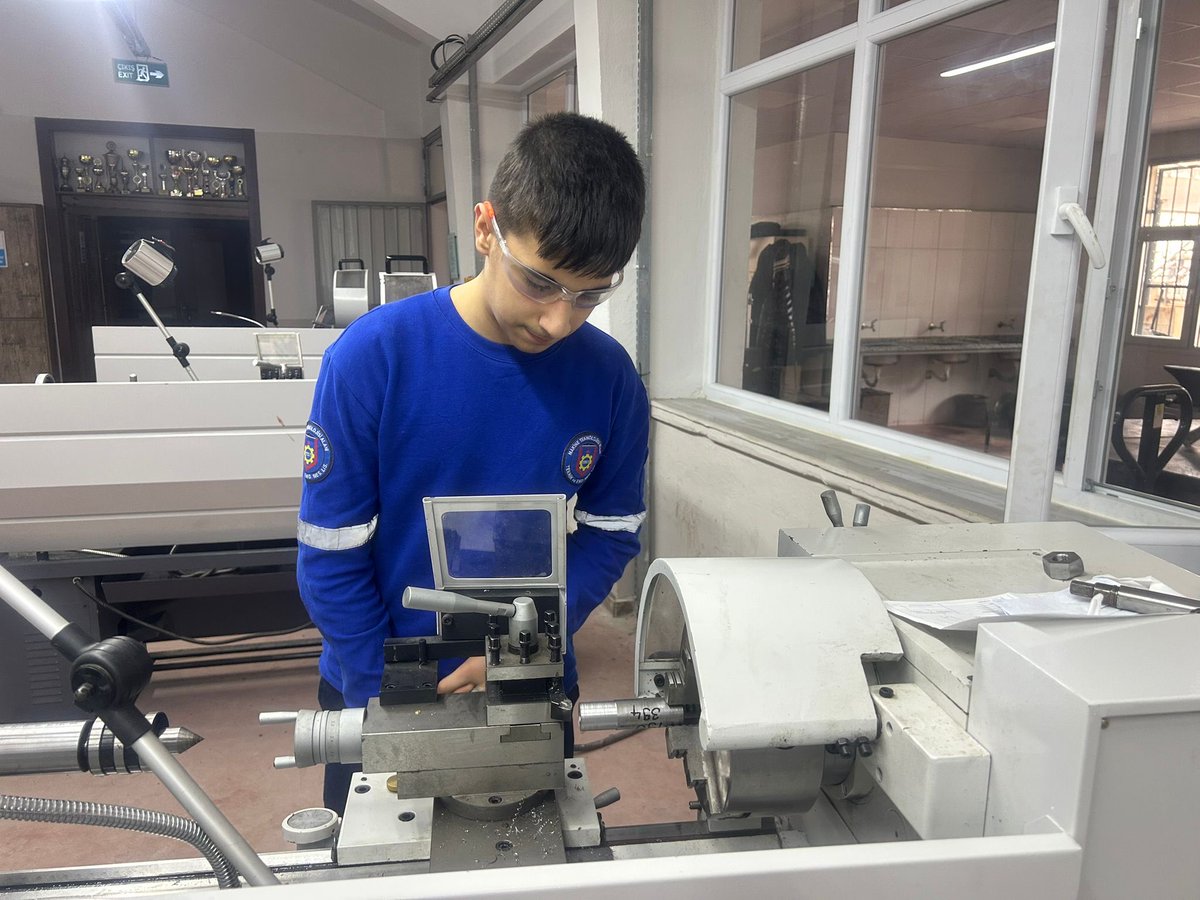 TarsusMtal's tweet photo. Makina teknolojisi alanı öğrencileri ile  , sadece iş parça üretmiyoruz, disiplin, sabır ve ustalık inşa ediyoruz.
Atölyede attığımız her adım,
hayat yolculuğumuzda attığım��z sağlam bir temeldir.
Çünkü biz biliyoruz ki;
Meslek bir iş değil, bir kimliktir. https://t.co/036b8YyUZv