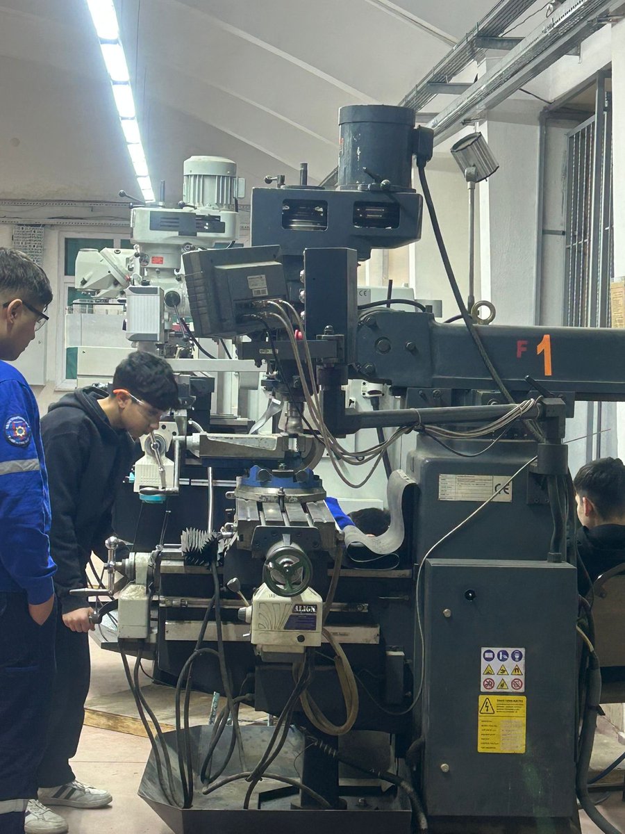 TarsusMtal's tweet photo. Makina teknolojisi alanı öğrencileri ile  , sadece iş parça üretmiyoruz, disiplin, sabır ve ustalık inşa ediyoruz.
Atölyede attığımız her adım,
hayat yolculuğumuzda attığım��z sağlam bir temeldir.
Çünkü biz biliyoruz ki;
Meslek bir iş değil, bir kimliktir. https://t.co/036b8YyUZv