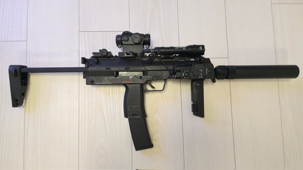 Ka_Chu_Sha's tweet photo. 今月はミリタリー欲が高まってるから
ちまちま外装カスタム

MP7のカスタムで上部にレーザー乗っけてるのよく見るけど
個人的にはサイドにつけるのが好き

#VFC 
#GBB https://t.co/H0MqpbB9iU