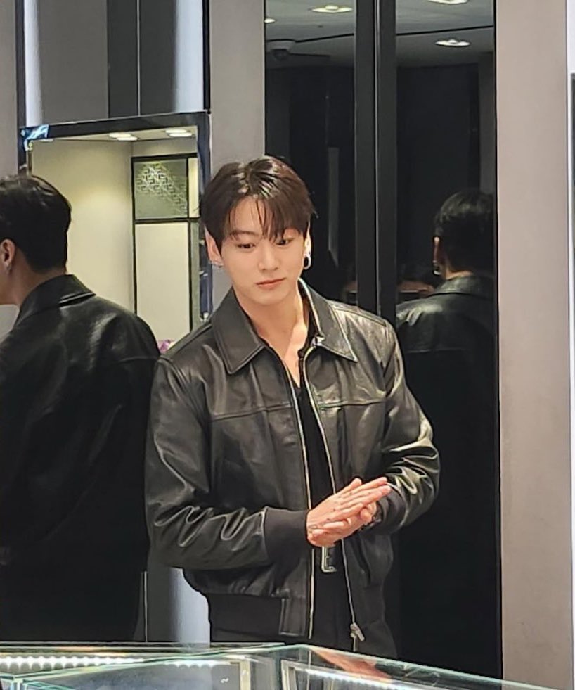 jnfication's tweet photo. — #JUNGKOOK se encuentra en el evento de Hublot, marca que lo nombró como su nuevo embajador. 🎀

RT + 🔄

JUNGKOOK FOR HUBLOT
#JUNGKOOKxHUBLOT
#JUNGKOOKForHUBLOT https://t.co/Poap6m6irK